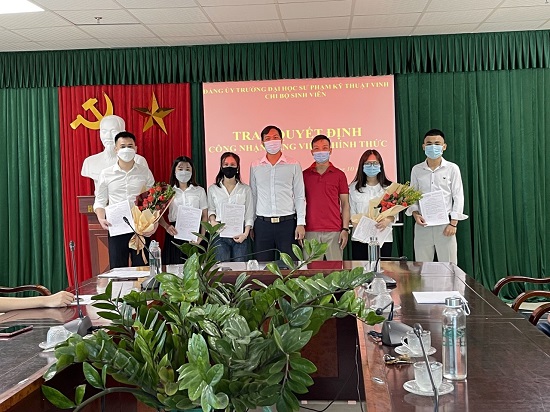 Đoàn trường Đại học Sư phạm kỹ thuật Vinh tổ chức buổi Lễ kết nạp Đảng viên mới và chuyển Đảng chính thức cho các đảng viên dự bị