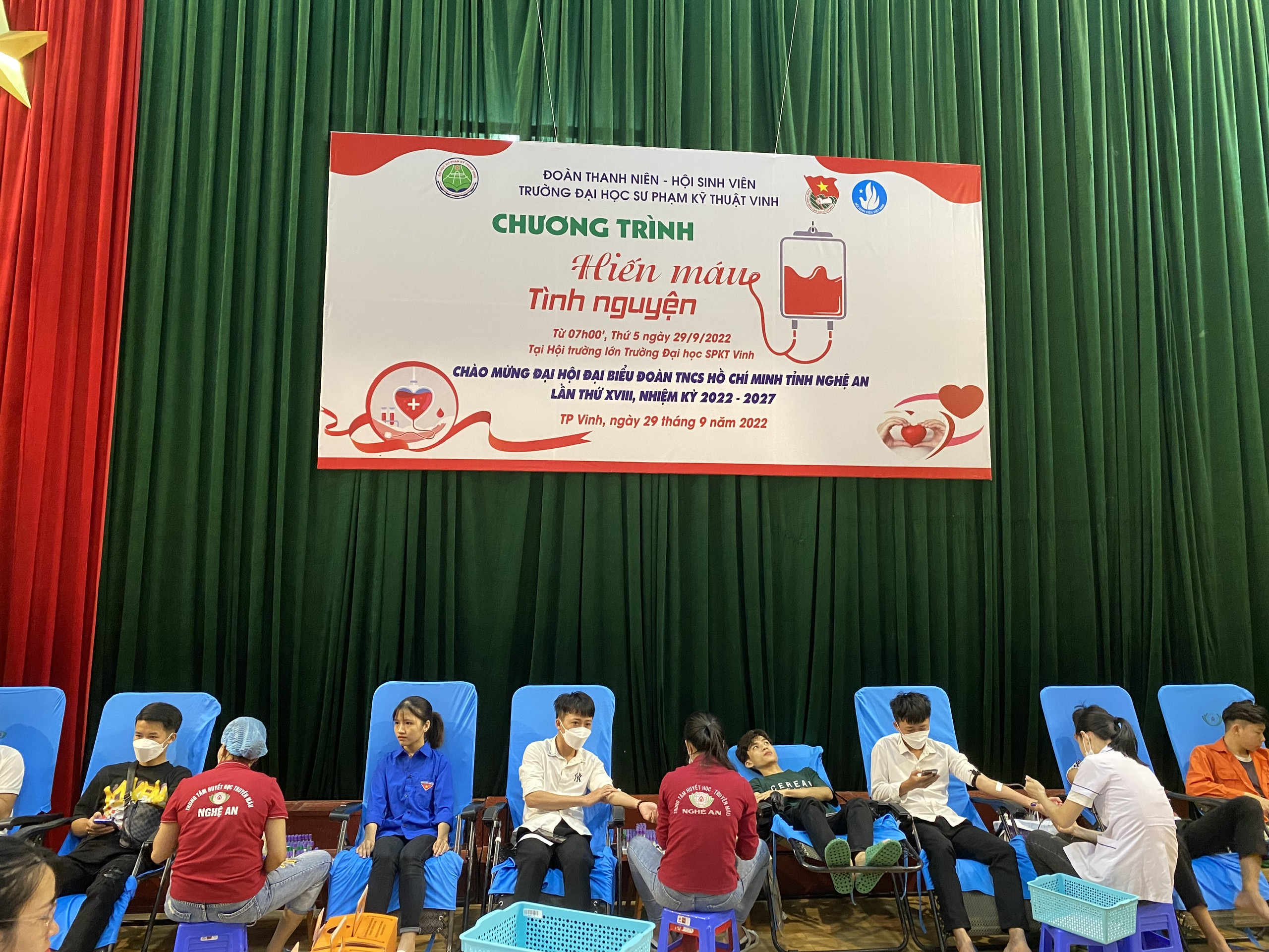 Đoàn trường Đại học Sư phạm kỹ thuật Vinh tổ chức chương trình hiến máu tình nguyện chào mừng Đại hội Đại biểu Đoàn TNCS Hồ Chí Minh tỉnh Nghệ An lần thứ XVIII, nhiệm kỳ 2022 – 2027