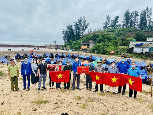 Đoàn trường trao tặng 150 lá cờ Tổ quốc cho ngư dân bám biển tại xã Nghi Thiết, huyện Nghi Lộc
