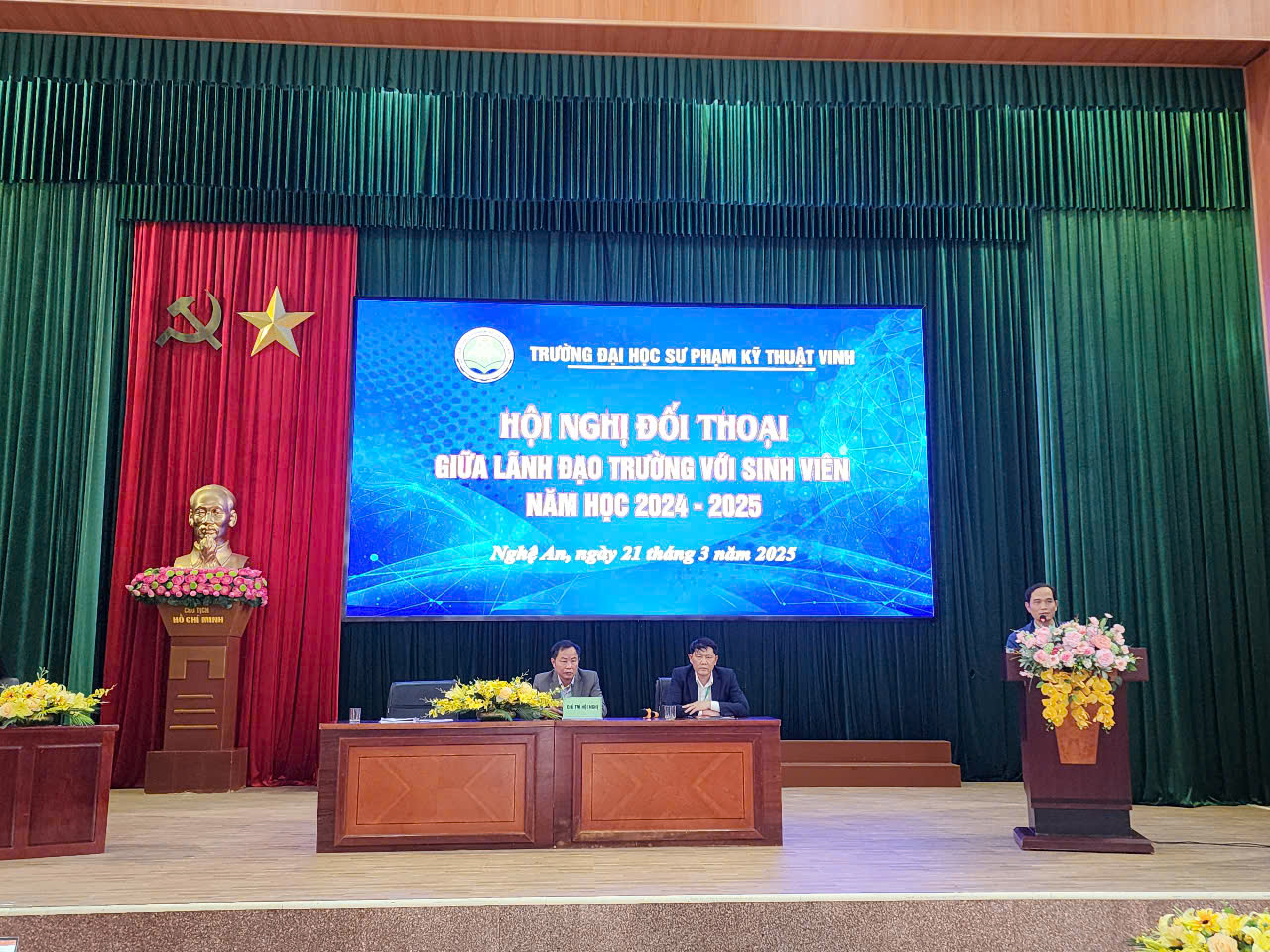 Hội nghị đối thoại giữa lãnh đạo Nhà trường với sinh viên năm 2025